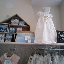 vestido blanco y ropa para niños